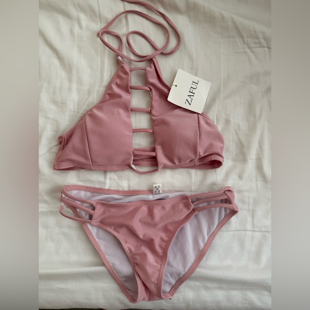 NWT !! ✨⭐️ Zaful Pink Halter Bikini with Strappy Details